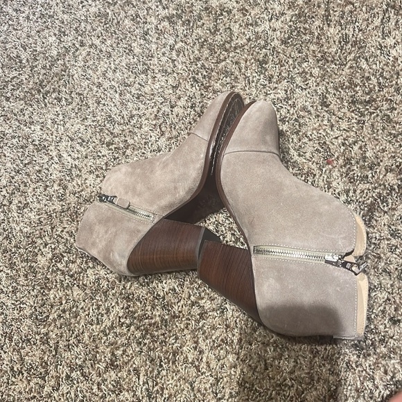Rag & Bone Margot Heeled Bootie in Stone Waxy Suede in Size 39 - Picture 11 of 12
